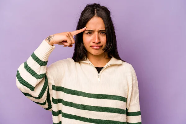 Jonge Spaanse Vrouw Geïsoleerd Paarse Achtergrond Wijzen Tempel Met Vinger — Stockfoto