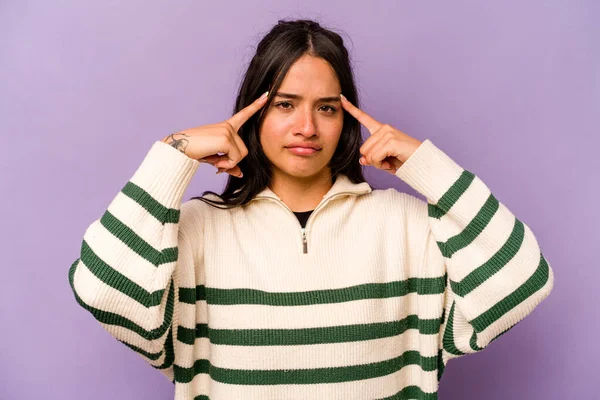 Mujer Hispana Joven Aislada Sobre Fondo Púrpura Enfocada Una Tarea —  Fotos de Stock