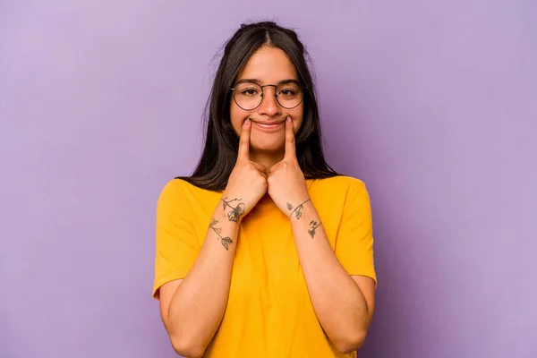 Mulher Hispânica Jovem Isolado Fundo Roxo Duvidando Entre Duas Opções — Fotografia de Stock