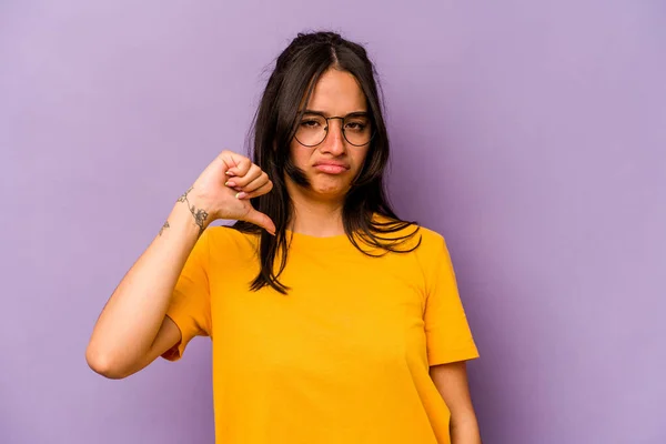 Jonge Spaanse Vrouw Geïsoleerd Paarse Achtergrond Tonen Duim Naar Beneden — Stockfoto