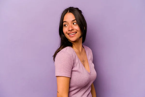 Mujer Hispana Joven Aislada Sobre Fondo Púrpura Mira Lado Sonriente —  Fotos de Stock