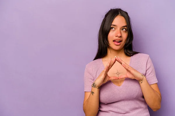 Young Hispanic Woman Isolated Purple Background Making Plan Mind Setting — 스톡 사진