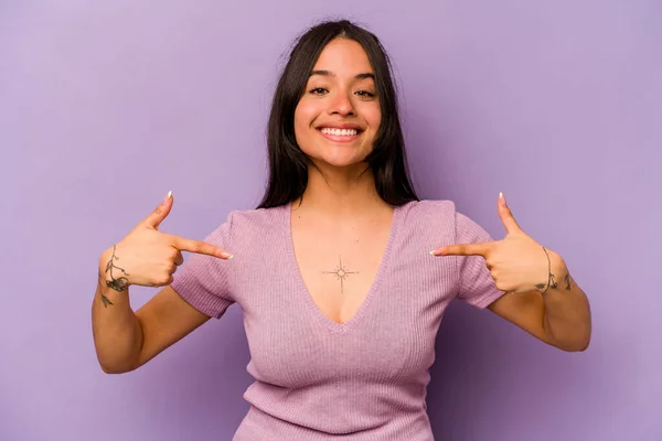 Young Hispanic Woman Isolated Purple Background Points Fingers Positive Feeling — 스톡 사진