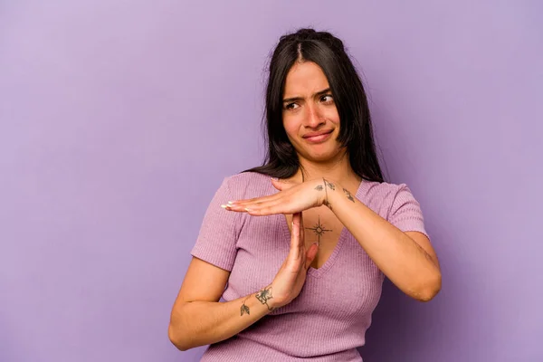 Young Hispanic Woman Isolated Purple Background Showing Timeout Gesture — 스톡 사진