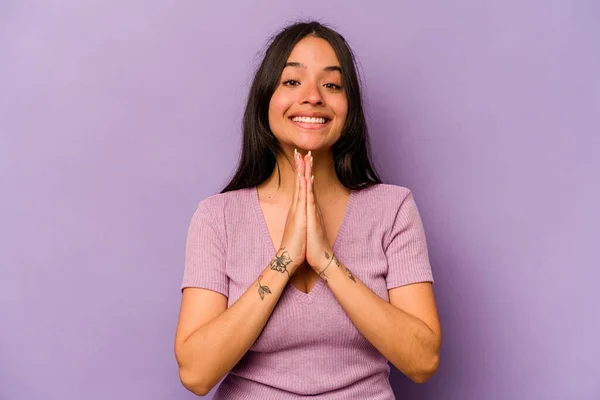 Jonge Spaanse Vrouw Geïsoleerd Paarse Achtergrond Hand Hand Bidden Buurt — Stockfoto