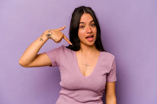 Young Hispanic Woman Isolated Purple Background Person Pointing Hand Shirt — Stock Photo, Image