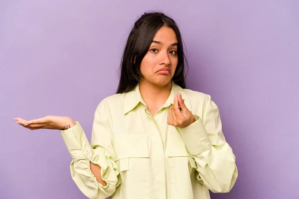 Young Hispanic Woman Isolated Purple Background Showing She Has Money — ストック写真