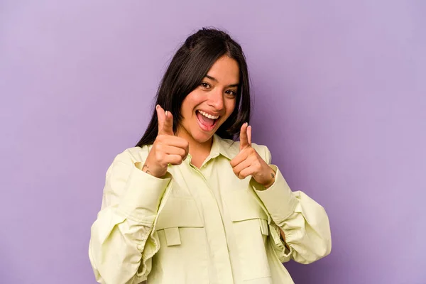 Mujer Hispana Joven Aislada Sobre Fondo Púrpura Sonrisas Alegres Apuntando —  Fotos de Stock