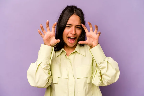 Mulher Hispânica Jovem Isolado Fundo Roxo Chateado Gritando Com Mãos — Fotografia de Stock