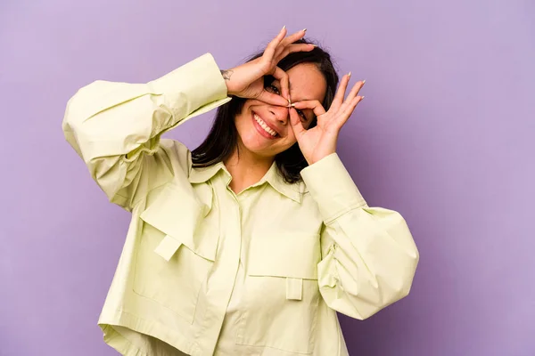 Giovane Donna Ispanica Isolato Sfondo Viola Mostrando Segno Sopra Gli — Foto Stock