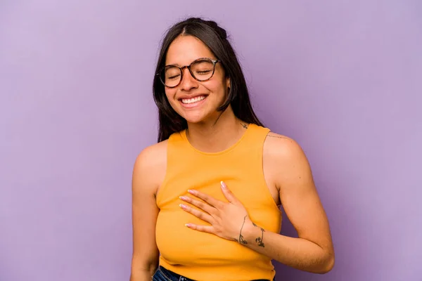 Ung Latinamerikansk Kvinna Isolerad Lila Bakgrund Skrattar Hålla Händerna Hjärtat — Stockfoto