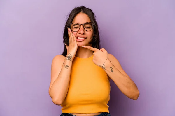 Mujer Hispana Joven Aislada Sobre Fondo Púrpura Con Fuerte Dolor — Foto de Stock