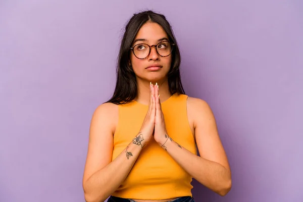 Mulher Hispânica Jovem Isolado Fundo Roxo Orando Mostrando Devoção Pessoa — Fotografia de Stock