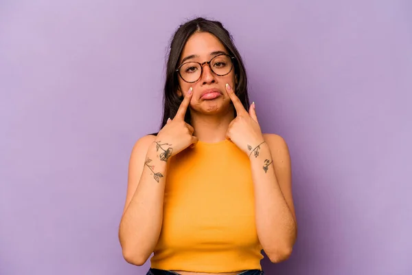 Mujer Hispana Joven Aislada Sobre Fondo Púrpura Llorando Infeliz Con — Foto de Stock