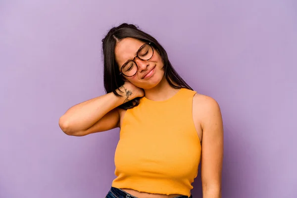 Ung Latinamerikansk Kvinna Isolerad Lila Bakgrund Har Nacksmärta Grund Stress — Stockfoto