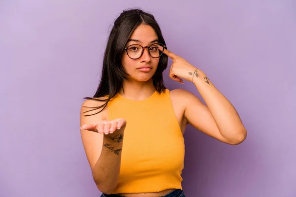 Mulher Hispânica Jovem Isolado Fundo Roxo Segurando Mostrando Produto Mão — Fotografia de Stock