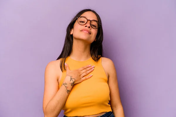 Giovane Donna Ispanica Isolato Sfondo Viola Facendo Giuramento Mettendo Mano — Foto Stock