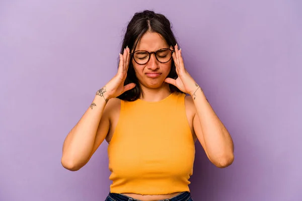 Jonge Spaanse Vrouw Geïsoleerd Paarse Achtergrond Aanraken Van Tempels Met — Stockfoto