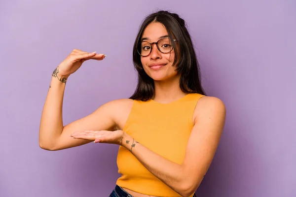 Giovane Donna Ispanica Isolata Sfondo Viola Tenendo Qualcosa Con Entrambe — Foto Stock