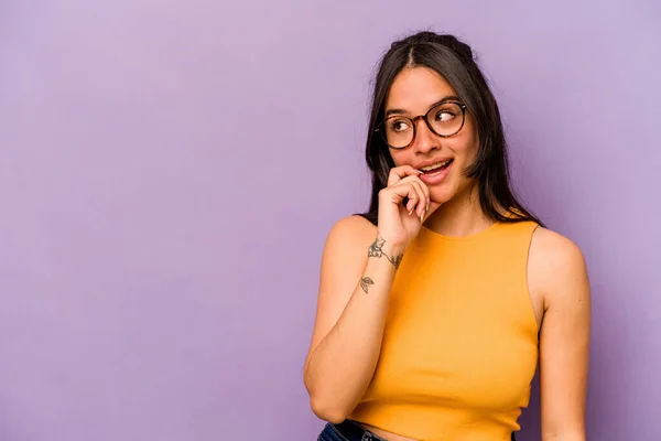 Giovane Donna Ispanica Isolato Sfondo Viola Rilassato Pensando Qualcosa Guardando — Foto Stock