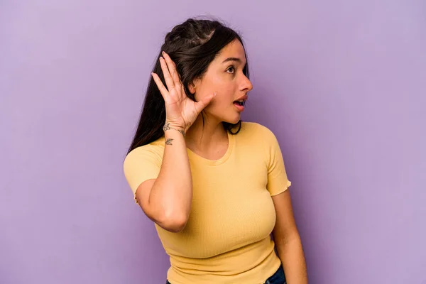 Jonge Hispanic Vrouw Geïsoleerd Paarse Achtergrond Proberen Een Roddel Luisteren — Stockfoto