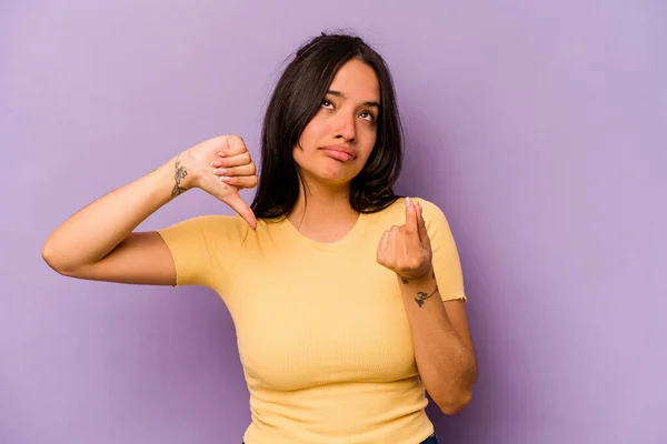 Jonge Spaanse Vrouw Geïsoleerd Paarse Achtergrond Waaruit Blijkt Dat Geen — Stockfoto