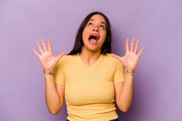 Mladá Hispánka Izolovaná Purpurovém Pozadí Křičící Nebi Vzhlížející Frustrovaná — Stock fotografie