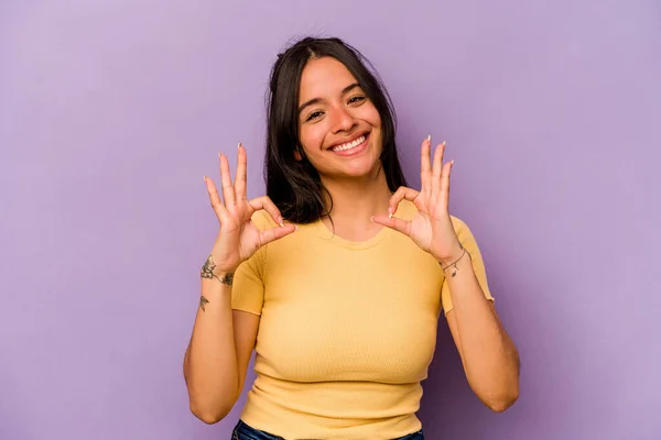 Young Hispanic Woman Isolated Purple Background Cheerful Confident Showing Gesture — 스톡 사진