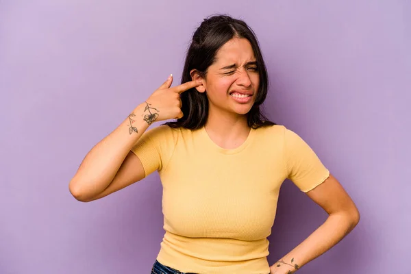 Mujer Hispana Joven Aislada Sobre Fondo Púrpura Cubriendo Orejas Con —  Fotos de Stock