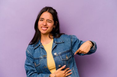 Mor arka planda karaciğer ağrısı çeken, karnı ağrıyan genç bir İspanyol kadın..