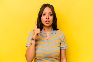 Sarı arka planda izole edilmiş genç İspanyol kadının bir fikri, ilham konsepti var..