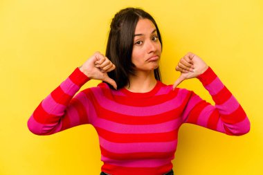 Sarı arka planda izole edilmiş genç İspanyol kadın gururlu ve kendinden emin hissediyor, örnek olarak..