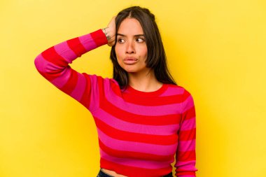 Sarı arka planda izole edilmiş genç İspanyol kadın şok geçiriyordu. Önemli bir buluşmayı hatırladı..