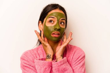 Beyaz arka planda izole edilmiş yüz maskesi takan genç İspanyol kadın.