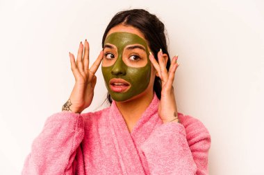 Beyaz arka planda izole edilmiş yüz maskesi takan genç İspanyol kadın.