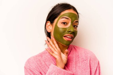 Beyaz arka planda izole edilmiş yüz maskesi takan genç İspanyol kadın.