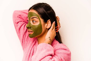 Beyaz arka planda izole edilmiş yüz maskesi takan genç İspanyol kadın.