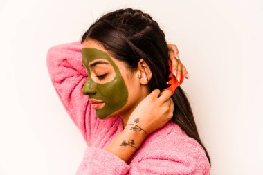 Beyaz arka planda izole edilmiş yüz maskesi takan genç İspanyol kadın.