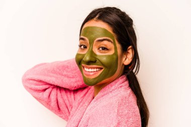 Beyaz arka planda izole edilmiş yüz maskesi takan genç İspanyol kadın.