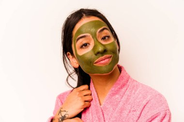 Beyaz arka planda izole edilmiş yüz maskesi takan genç İspanyol kadın.