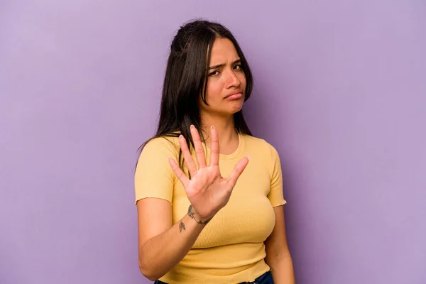 Junge Hispanische Frau Isoliert Auf Lila Hintergrund Ablehnung Jemand Zeigt — Stockfoto