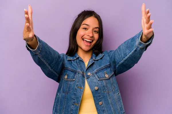 Mor arka planda, zaferi ya da başarıyı kutlayan genç İspanyol kadın şaşırdı ve şok oldu..