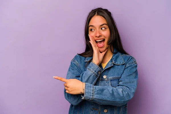 Jovem Hispânica Isolada Fundo Roxo Dizendo Uma Fofoca Apontando Para — Fotografia de Stock