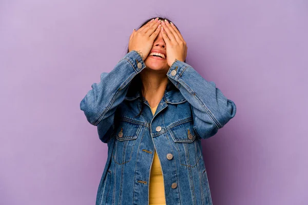 Mulher Hispânica Jovem Isolado Fundo Roxo Alegremente Mantendo Mãos Cabeça — Fotografia de Stock