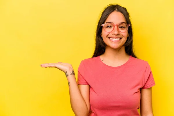 Young Hispanic Woman Isolated Yellow Background Showing Copy Space Palm — ストック写真