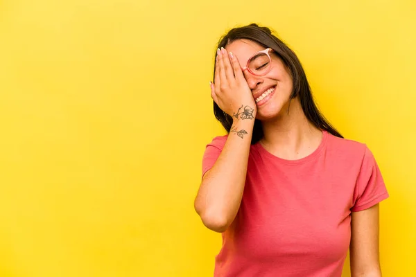 Mujer Hispana Joven Aislada Sobre Fondo Amarillo Riendo Feliz Despreocupada — Foto de Stock