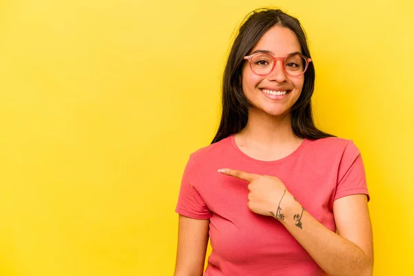 Young Hispanic Woman Isolated Yellow Background Smiling Pointing Aside Showing — ストック写真