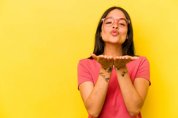 Young Hispanic Woman Isolated Yellow Background Folding Lips Holding Palms — Photo