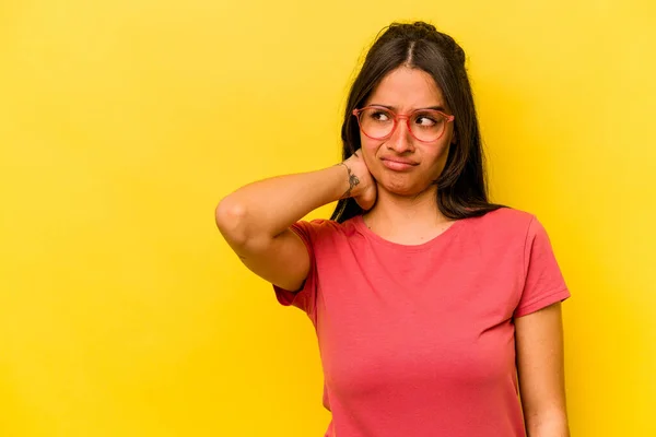 Ung Latinamerikansk Kvinna Isolerad Gul Bakgrund Vidrör Baksidan Huvudet Tänker — Stockfoto