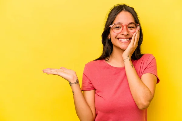 Mujer Hispana Joven Aislada Sobre Fondo Amarillo Sostiene Espacio Copia — Foto de Stock